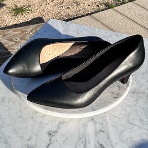 Clarks Linvale Jerica Black Leather Pump / Kitten Heel, 8.5(W)?, Like New